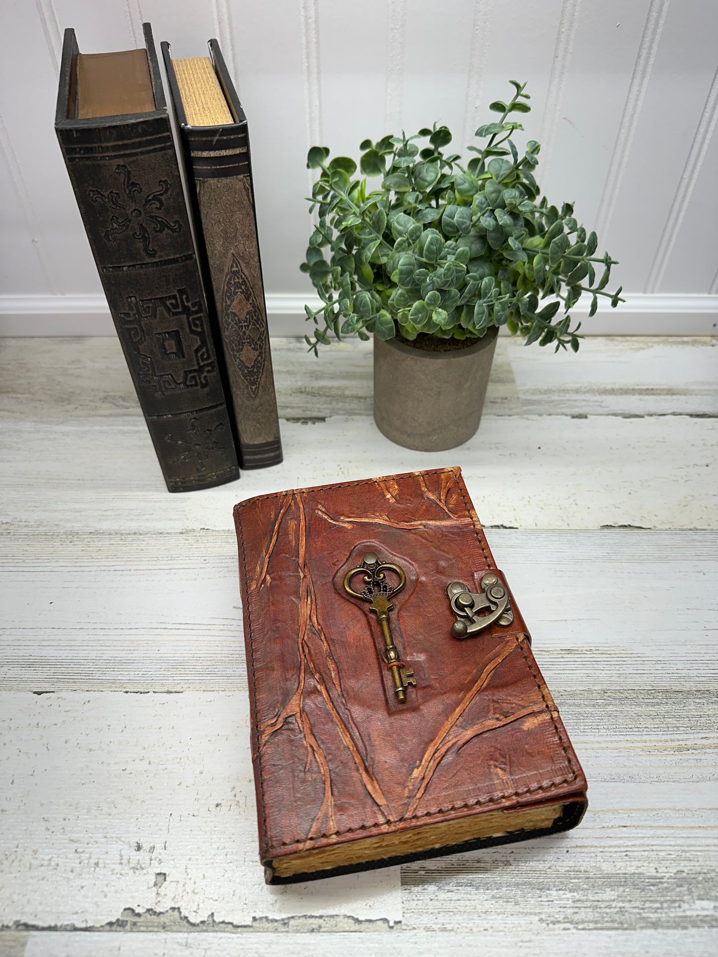 Vintage Leather Journal with Clasp – Timeless Elegance for Your Thoughts