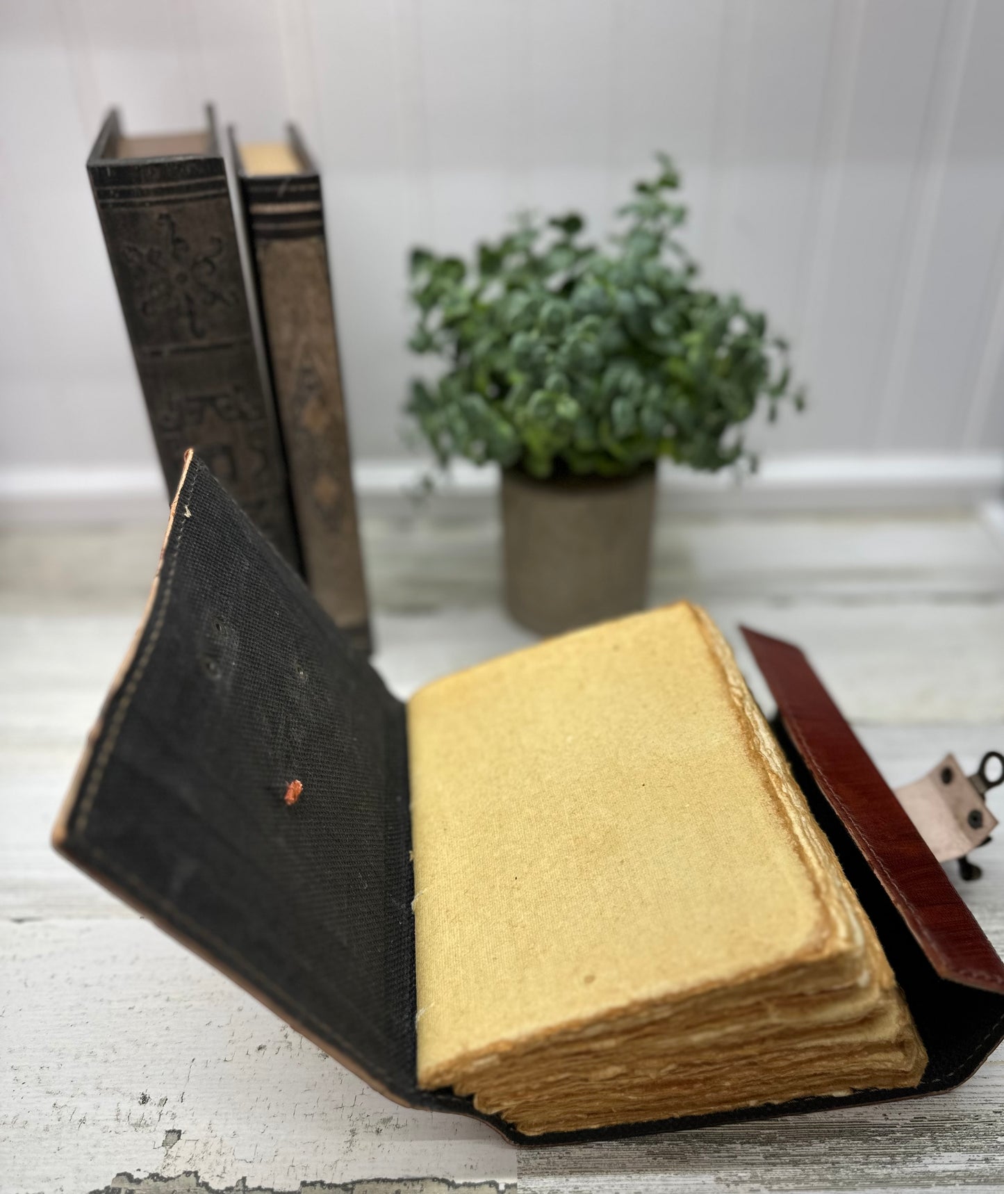 Vintage Leather Journal with Clasp – Timeless Elegance for Your Thoughts