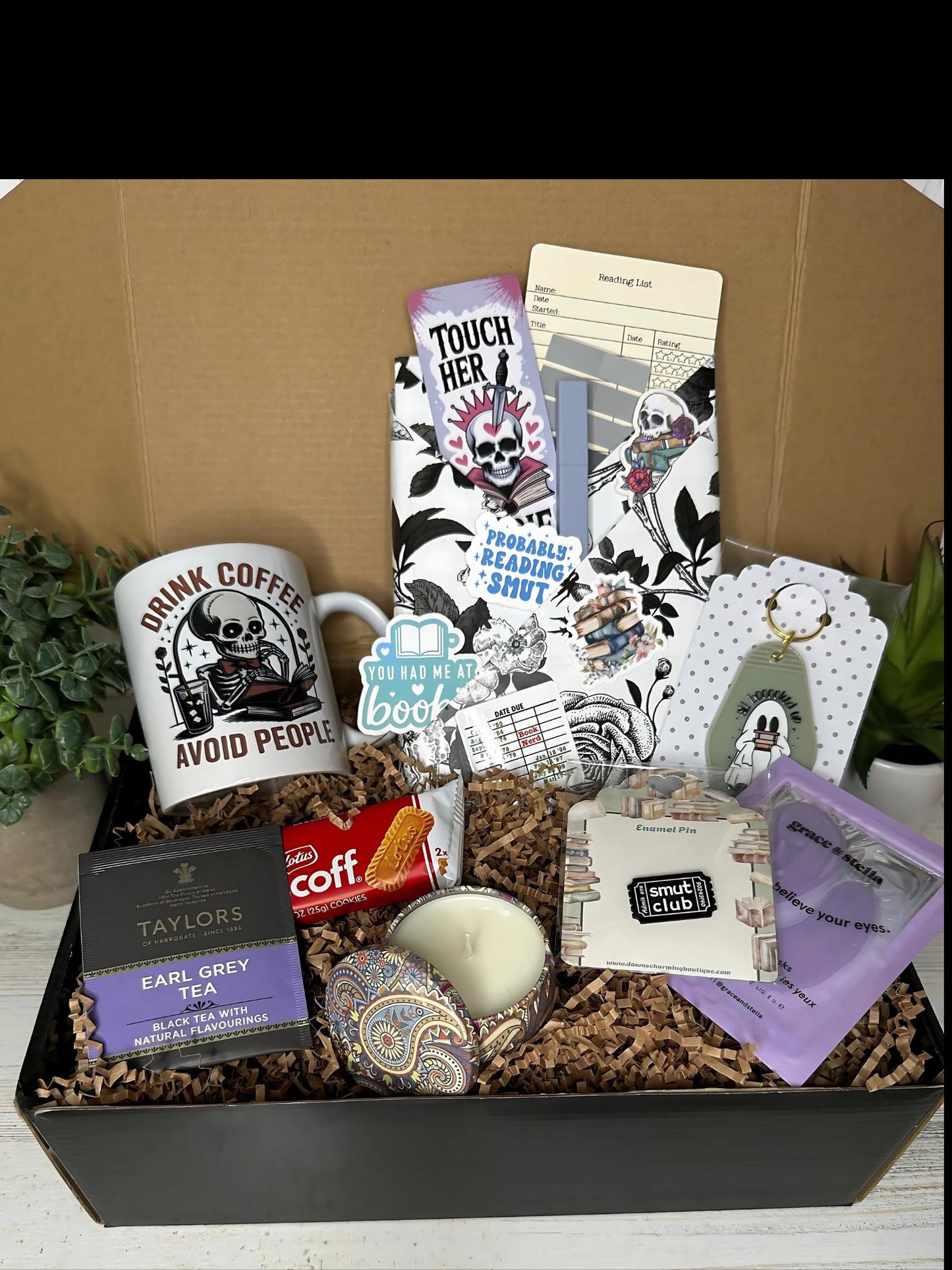 Blind Date With a Book Gift Box: Cozy Reader Set with Tea & Mug