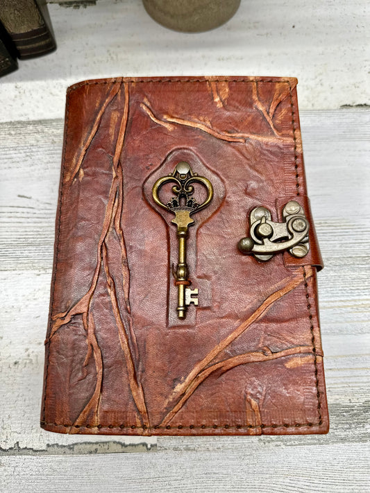 Vintage Leather Journal with Clasp – Timeless Elegance for Your Thoughts